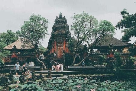 german woman in bali temple|Tourist arrested over nude Bali temple act: ‘Sad to see this。